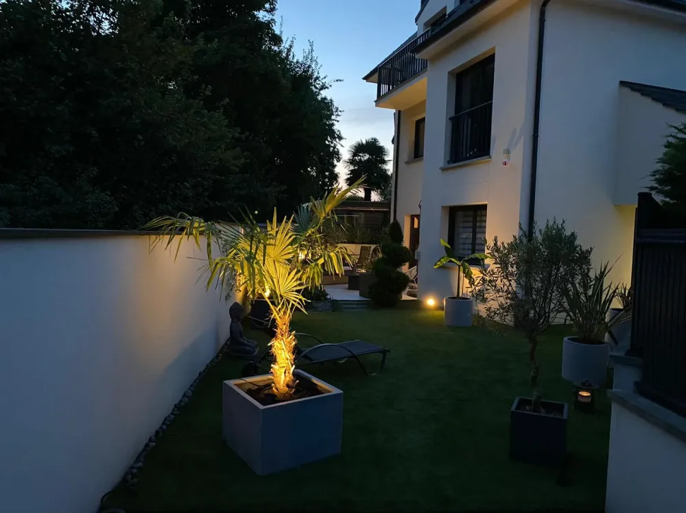 Éclairage de jardins à Maisons
