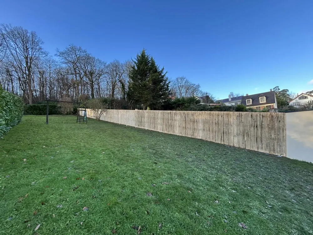 Pose d’une clôture en panneaux châtaignés sur potwebp