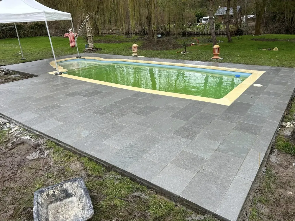 Pose margelle et dallage calcaire des Indes gris